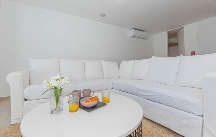 Image No.19-11 Bed Property for sale