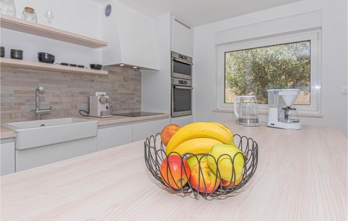 Image No.20-11 Bed Property for sale