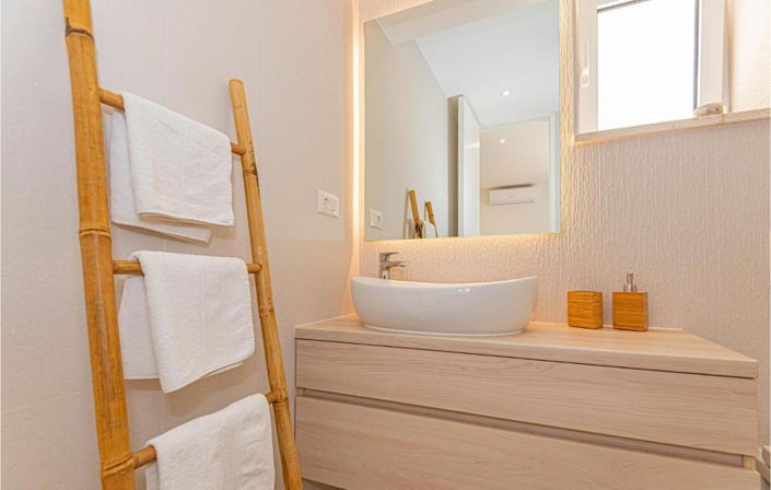 Image No.23-11 Bed Property for sale