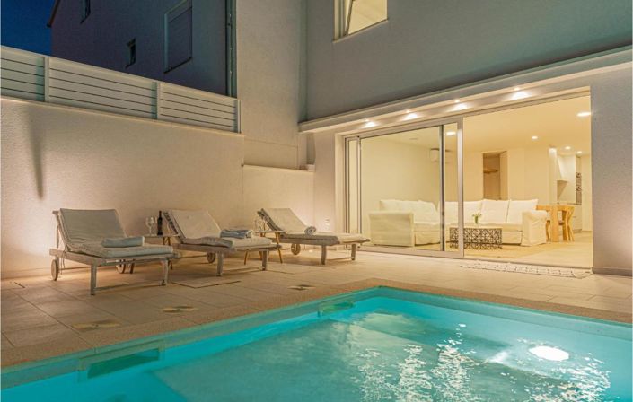 Image No.25-11 Bed Property for sale