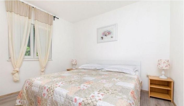 Image No.21-6 Bed Property for sale