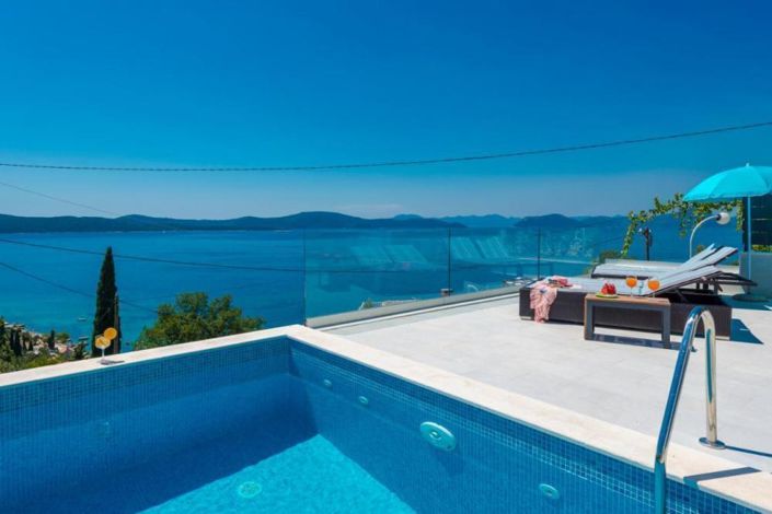 Image No.1-5 Bed Property for sale