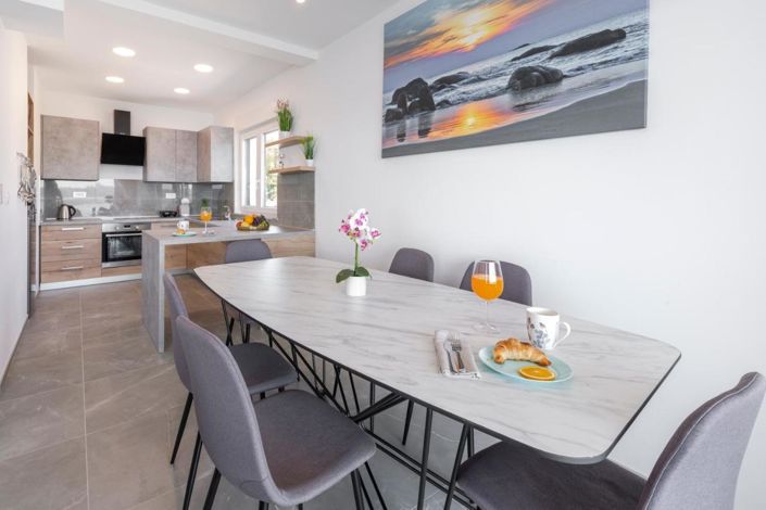 Image No.19-5 Bed Property for sale