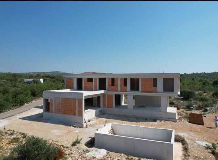 Image No.2-4 Bed Property for sale