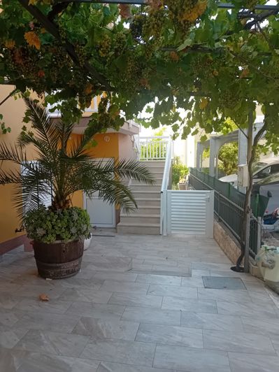 Image No.18-8 Bed Property for sale