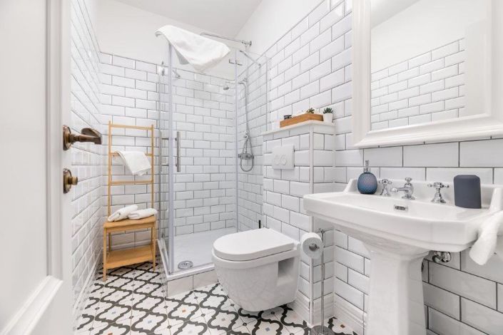 Image No.18-6 Bed Property for sale