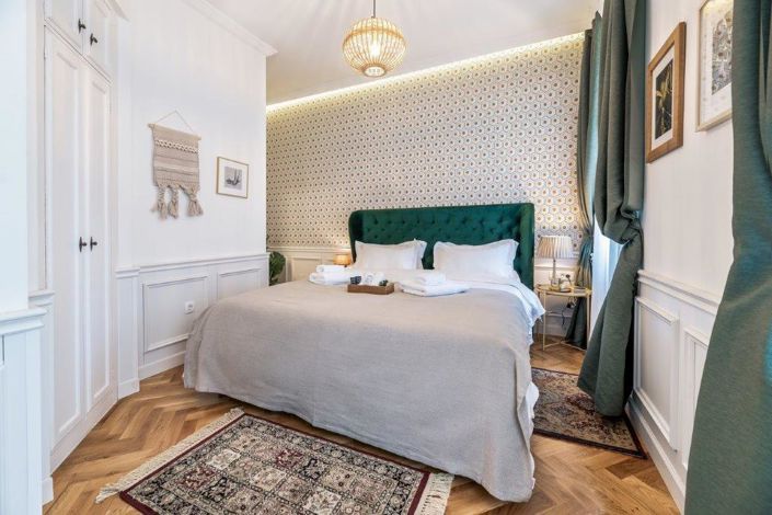 Image No.21-6 Bed Property for sale