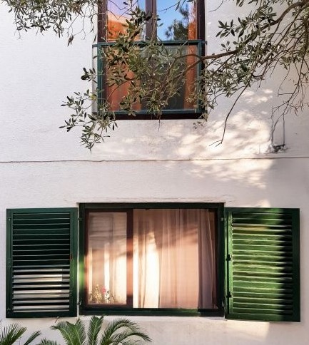 Image No.12-8 Bed Property for sale