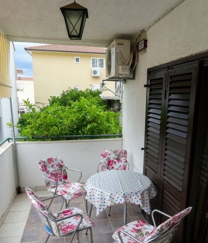 Image No.17-8 Bed Property for sale