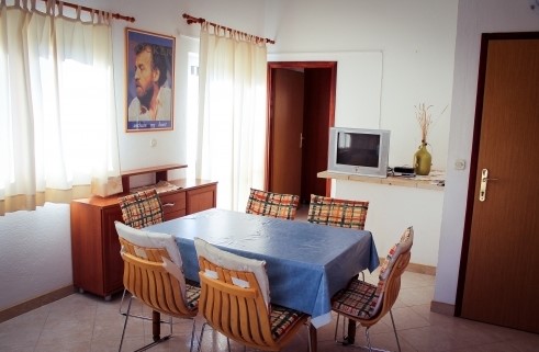 Image No.18-8 Bed Property for sale