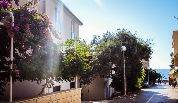 Image No.2-8 Bed Property for sale