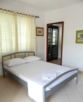 Image No.20-8 Bed Property for sale