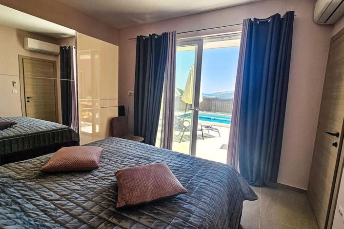 Image No.10-4 Bed Property for sale