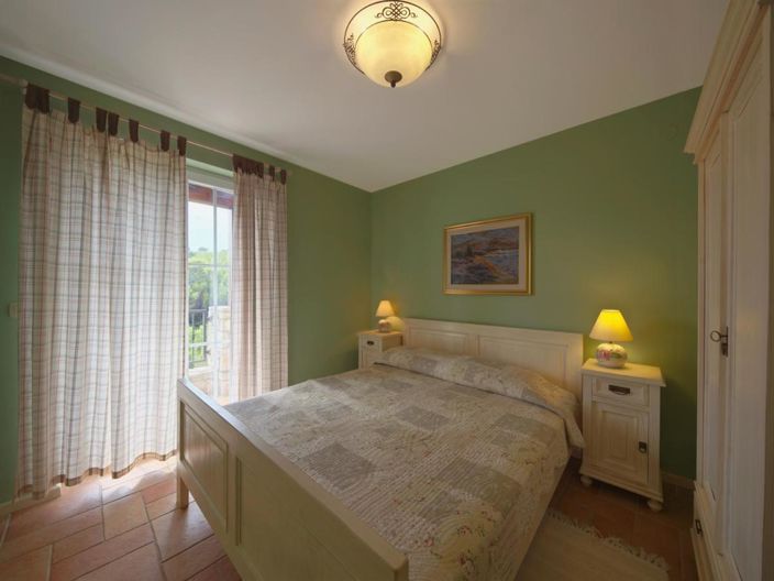 Image No.21-14 Bed Property for sale