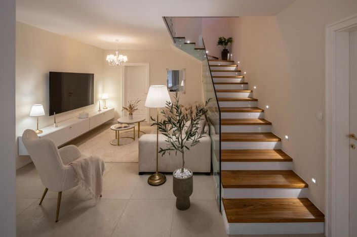 Image No.10-4 Bed Property for sale