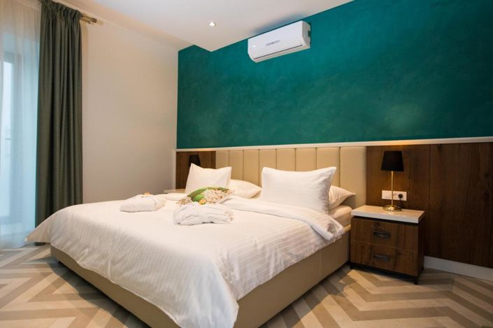 Image No.24-12 Bed Property for sale