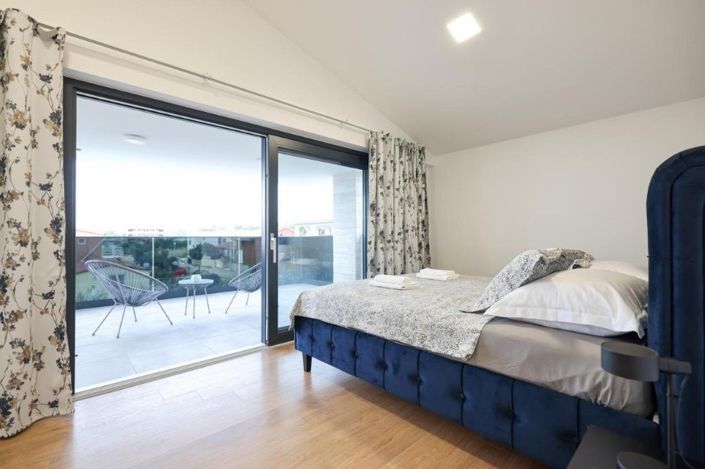 Image No.15-5 Bed Property for sale