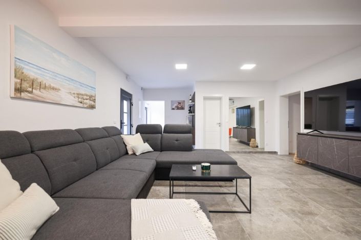 Image No.5-5 Bed Property for sale