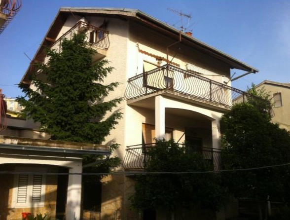 Image No.2-Propriété de 9 chambres à vendre à Ciovo