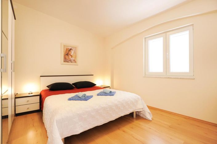 Image No.10-6 Bed Property for sale