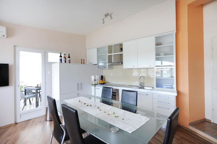 Image No.12-6 Bed Property for sale