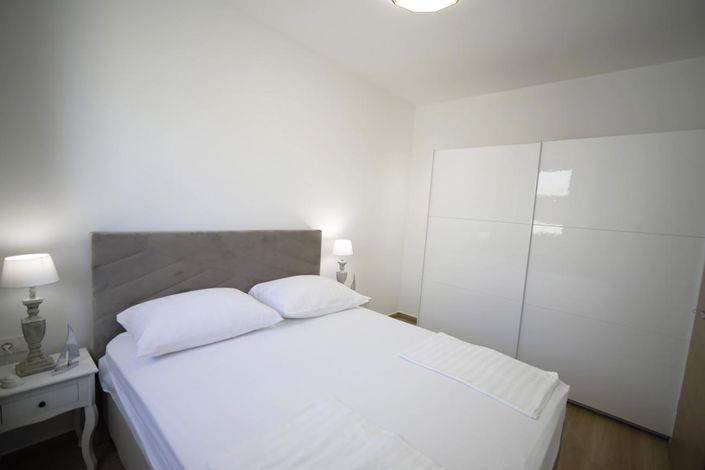 Image No.18-25 Bed Property for sale