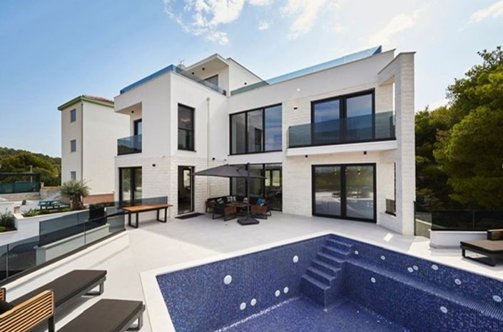 Image No.1-4 Bed Property for sale