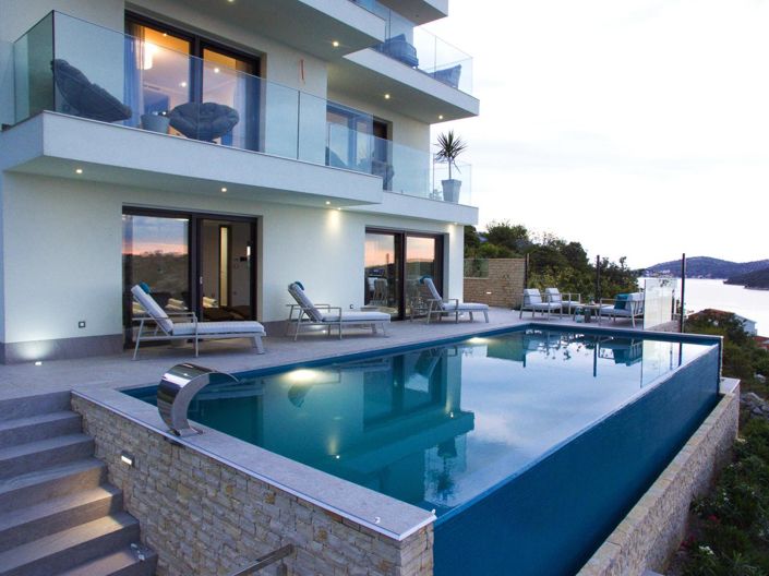 Image No.12-4 Bed Property for sale