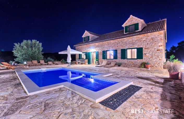 Image No.2-Propriété de 5 chambres à vendre à Hvar