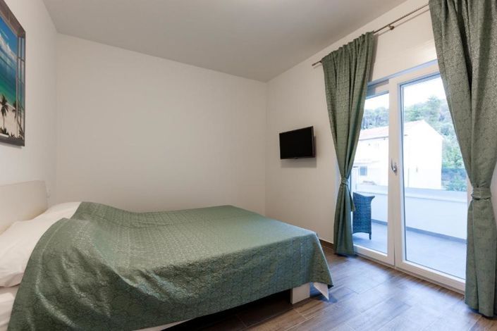 Image No.11-9 Bed Property for sale