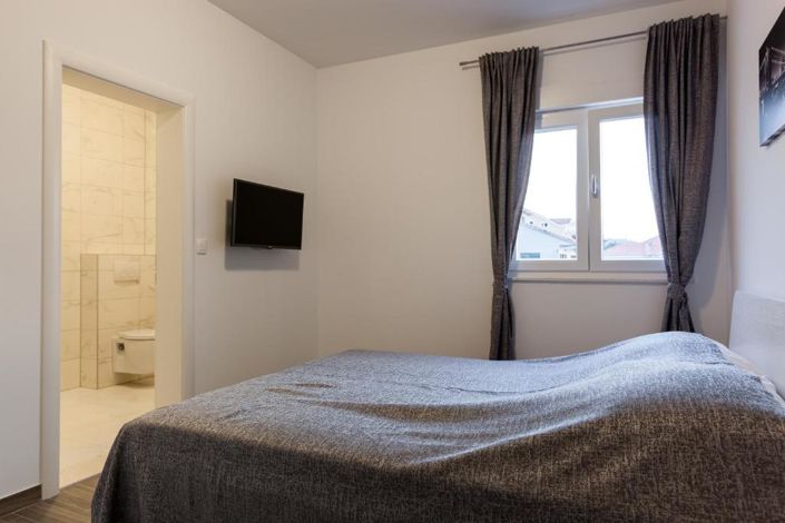 Image No.13-9 Bed Property for sale