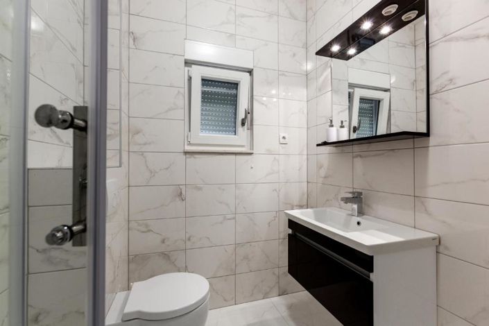 Image No.20-9 Bed Property for sale