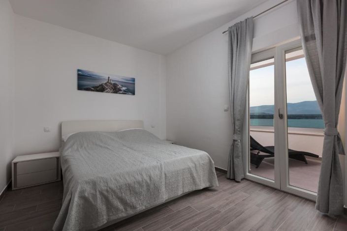 Image No.22-9 Bed Property for sale