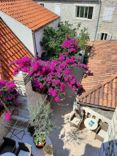 Image No.10-8 Bed Property for sale