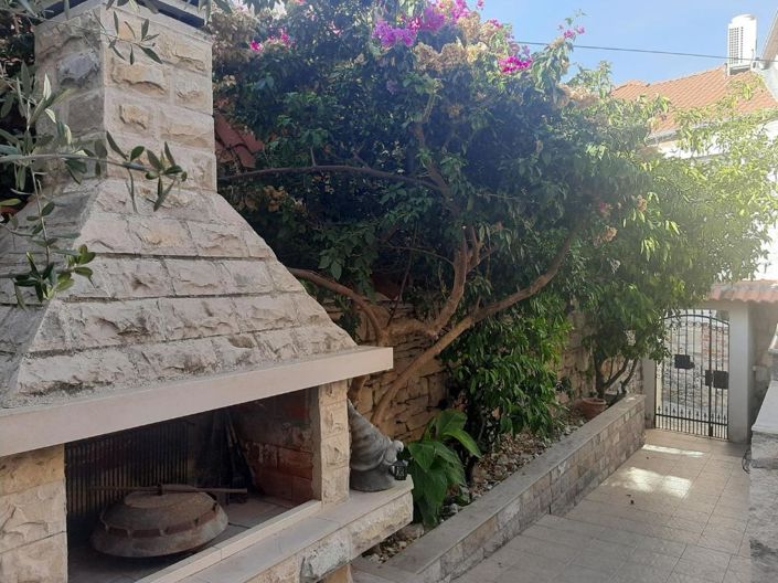 Image No.16-8 Bed Property for sale