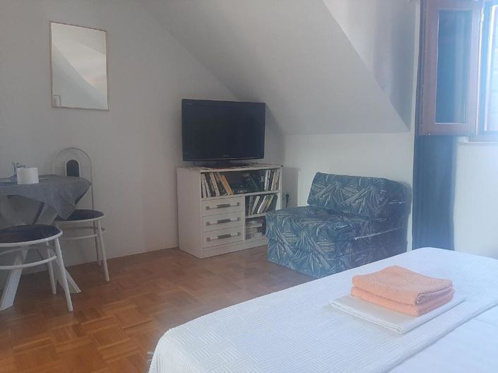 Image No.19-8 Bed Property for sale