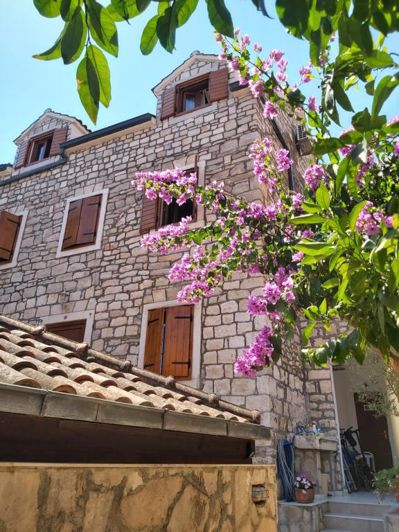 Image No.22-8 Bed Property for sale