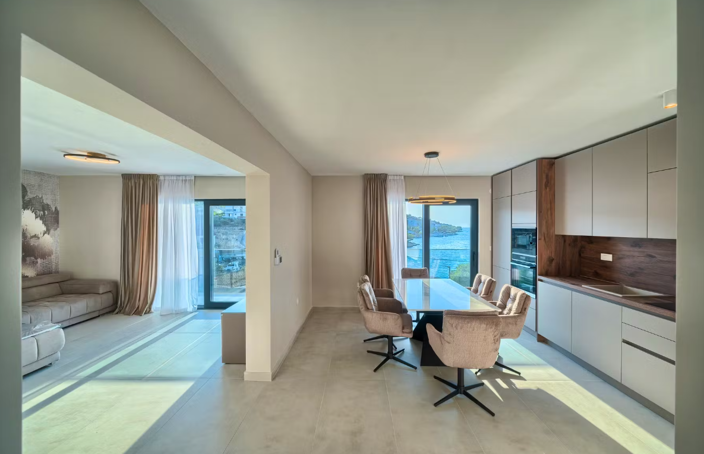 Image No.10-5 Bed Property for sale