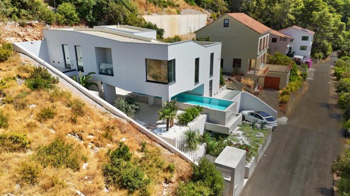 Image No.12-4 Bed Property for sale