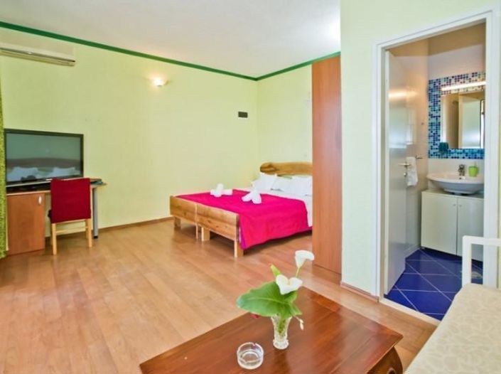 Image No.25-7 Bed Property for sale