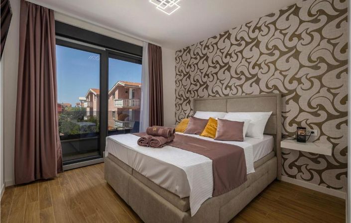 Image No.11-3 Bed Property for sale