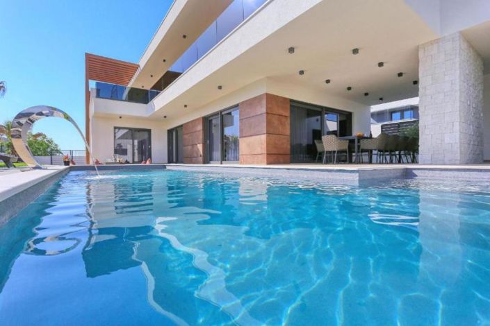 Image No.1-5 Bed Property for sale