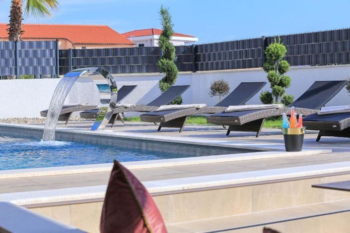 Image No.10-5 Bed Property for sale