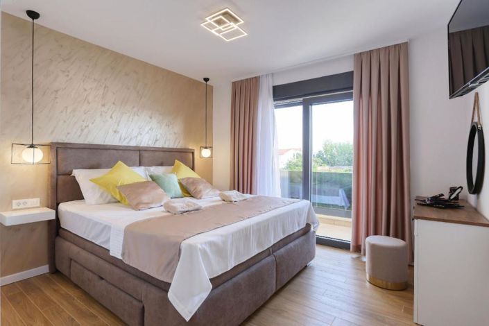 Image No.12-5 Bed Property for sale