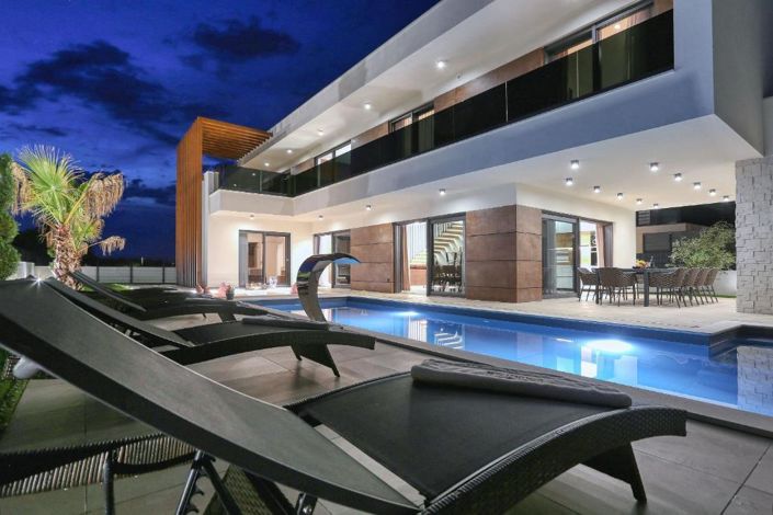 Image No.18-5 Bed Property for sale