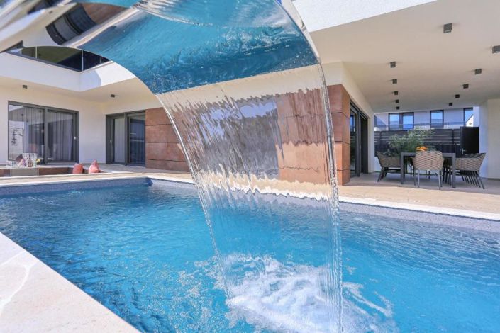 Image No.3-5 Bed Property for sale