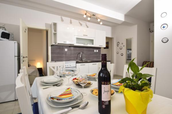 Image No.22-8 Bed Property for sale