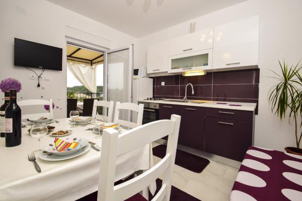 Image No.5-8 Bed Property for sale