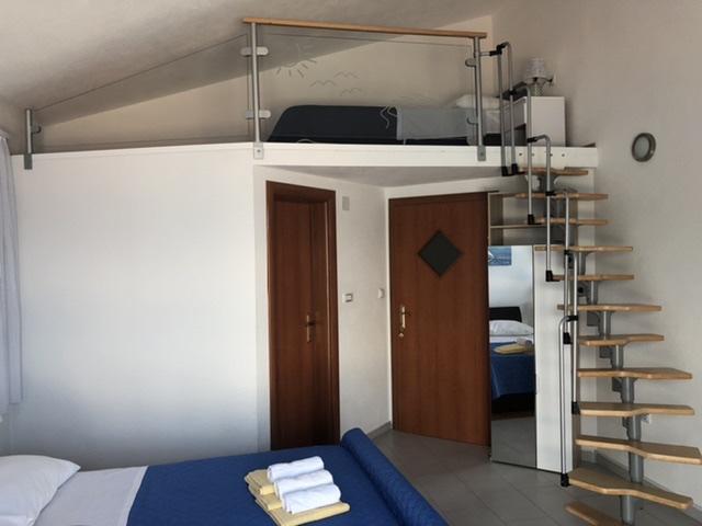 Image No.23-7 Bed Property for sale