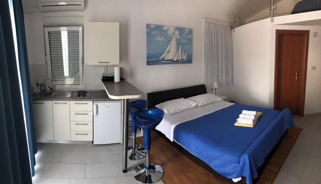 Image No.24-7 Bed Property for sale